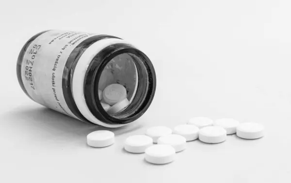 Kumpulan Pil Obat Yang Tersebar Hitam Dan Putih — Stok Foto