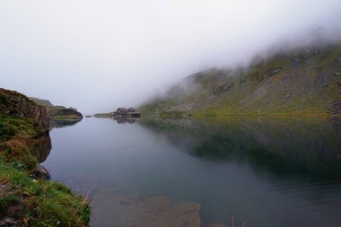 Balea Gölü manzarası. Romanya 'nın Karpat dağlarındaki Transfagarasan otoyolunda yaz aylarında buzul gölü
