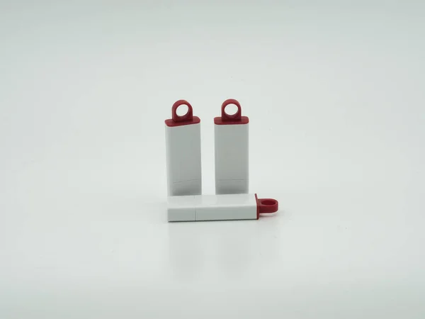 USB Flash sürücüleri beyaz arkaplana yakın çekim yapıyor. Yüksek kalite fotoğraf