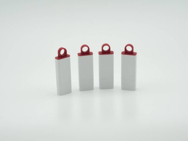 USB Flash sürücüleri beyaz arkaplana yakın çekim yapıyor. Yüksek kalite fotoğraf