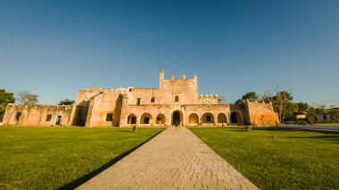 San Bernardino de Siena Manastırı. Fransisken karargahı, Maya nüfusunun Katolikliğine geçişinin başlangıcına tanıklık ediyor..