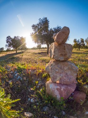 Gün batımında dengede taşlar