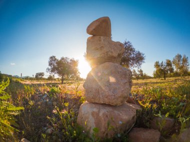 Gün batımında dengede taşlar