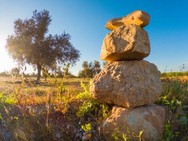 Gün batımında dengede taşlar
