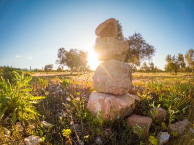 Gün batımında dengede taşlar