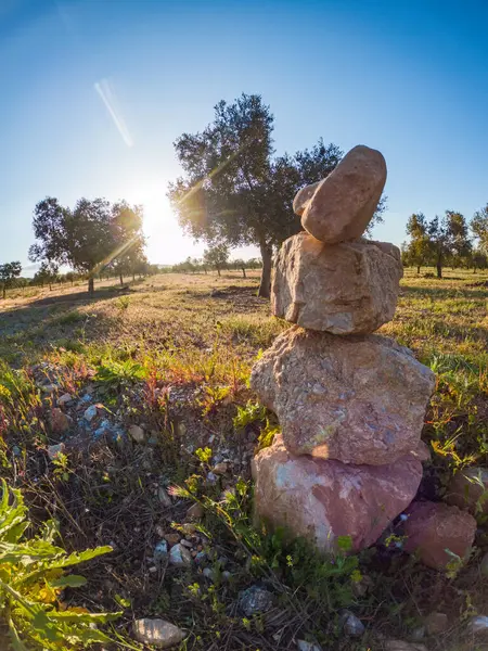 Gün batımında dengede taşlar