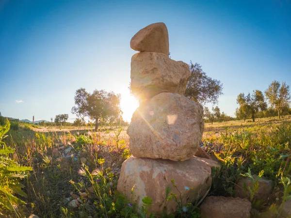 Gün batımında dengede taşlar