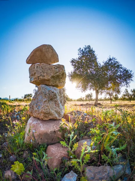 Gün batımında dengede taşlar