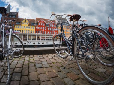 Kopenhag 'daki Nyhavn Kanalı' nın oraya park edilmiş eski bir bisiklet.