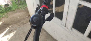 Siyah bisiklet çanı sürerken bilgelik için