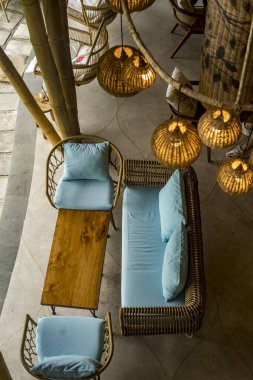 Kafe ve mavi kanepede balerin tarzı lambalar