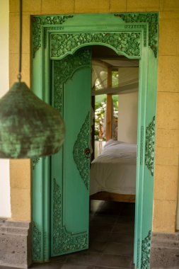 Taze Durian meyvesi masada..