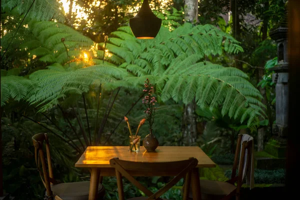 Bali 'deki açık mutfaktan güzel bir gün batımı manzarası. Villadaki yemek masası.