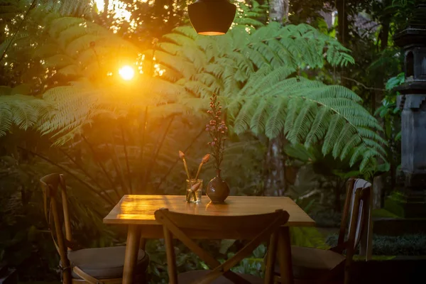 Bali 'deki açık mutfaktan güzel bir gün batımı manzarası. Villadaki yemek masası.