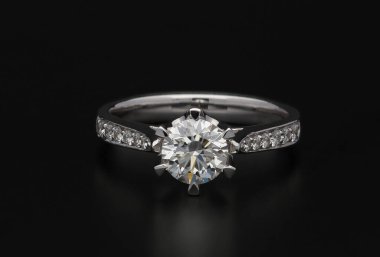 Siyah arkaplanda elmas yüzük