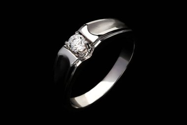 Siyah arkaplanda elmas yüzük