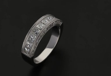 Siyah arkaplanda elmas yüzük