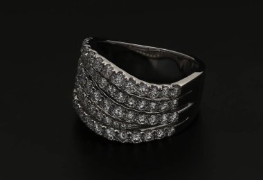 Siyah arkaplanda elmas yüzük