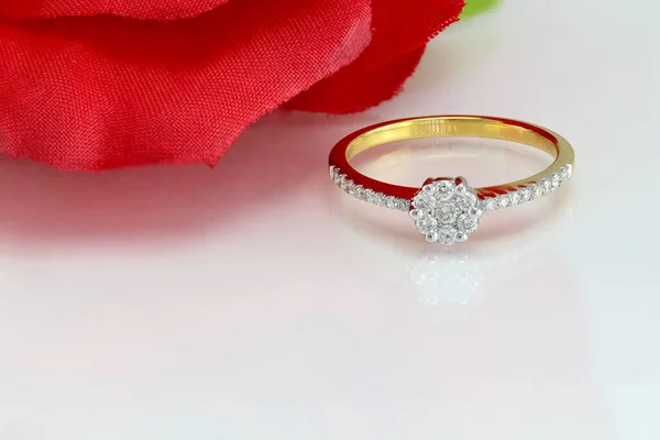 花の背景にダイヤモンドリング — ストック写真