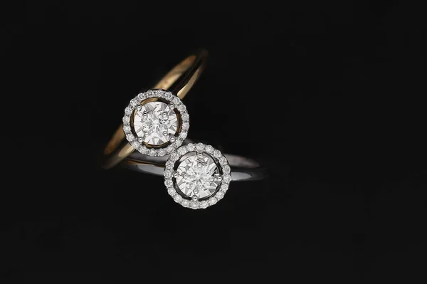 ブラックの背景にカップルダイヤモンドリング — ストック写真