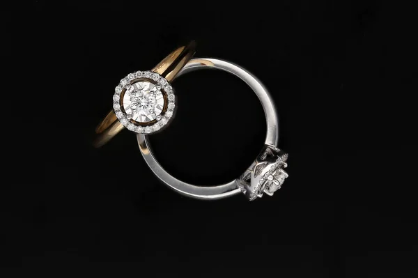 Couple Bague Diamant Sur Fond Noir — Photo