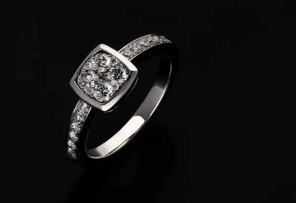 ブラックを基調としたダイヤモンドリング — ストック写真