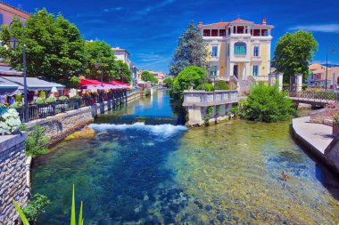 Sorgue Adası, Provence, Fransa 'nın güneyi. Resimli köy turistlerin antika alışverişiyle ünlüdür. 