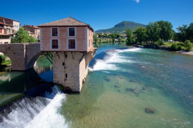 Millau şehri, Tarn Nehri üzerinde, Fransa 'nın Aveyron Bölümü, viyadük köprüsü ile ünlüdür.