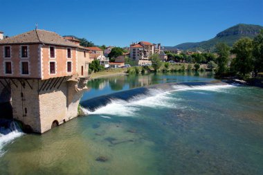 Millau şehri, Tarn Nehri üzerinde, Fransa 'nın Aveyron Bölümü, viyadük köprüsü ile ünlüdür.