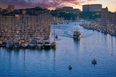 Marsilya 'nın eski limanında (Vieux-port) gün batımında