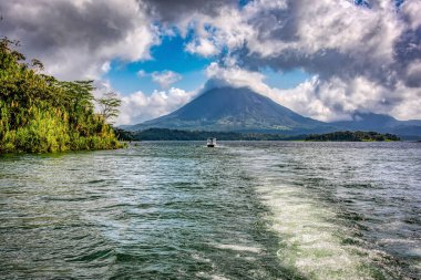 Arenal Volkanı, Arenal Ulusal Parkı, Kosta Rika, Arenal Gölü 'nden görüldü.