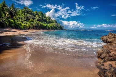 Cano Adası, Osa Yarımadası, Kosta Rika. Milli parktaki koruma altındaki bir adada bozulmamış bir plaj.
