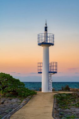 Onna Son, Okinawa, Japonya 'da günbatımı. Tropikal iklimi olan popüler bir turizm merkezi.