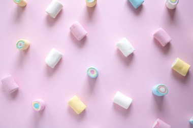 Renkli ve pofuduk marşmelovların üst görüntüsü..