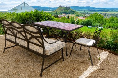 Bahçede öğle yemeği. Şehrin ortasındaki tepede Sumeg Kalesi manzarası çok güzel. .