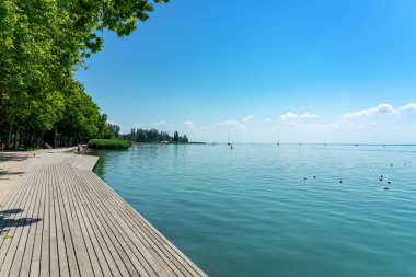 Balatonfued 'deki gezinti yeri Balaton Gölü' nün yanında, ahşap göl kıyısında.