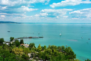 Yukarıdan Tihany rıhtımı manzaralı Balaton Gölü 'ne yelken açmak .