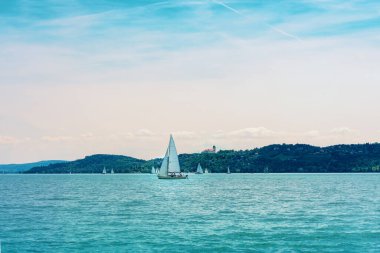 Balaton gölündeki yelkenli tekne Balaton manzaralı Tihany Manastırı Balatonfued 'den gün batımından önce .