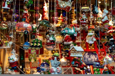 Bir sürü komik Noel süsü figürü asılmış.