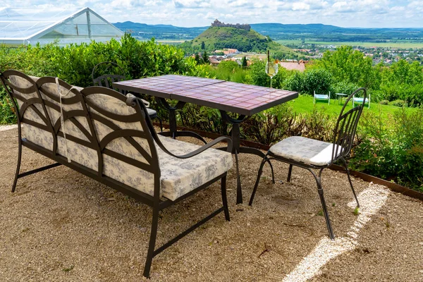 Bahçede öğle yemeği. Şehrin ortasındaki tepede Sumeg Kalesi manzarası çok güzel. .