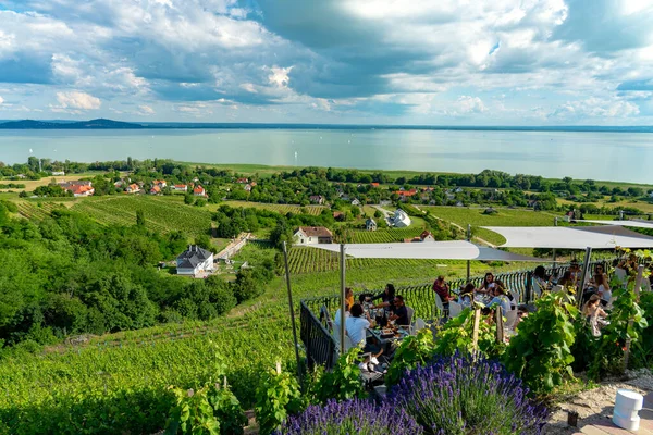 06.07.2018 - Badacsony, Macaristan: Laposa vinery resaturant yukarıda güzel Balaton Gölü manzaralı misafirler .