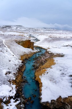 Ilık nehir ve dağlarla kaplı Krisuvik Seltun 'da İzlanda' nın Reykjanes yarımadasında kış manzarası