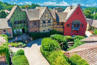 Bikal, Macaristan - 21.08.2020: Güzel yeniden inşa edilmiş medieva tarihi müze köyü eğlence parkı