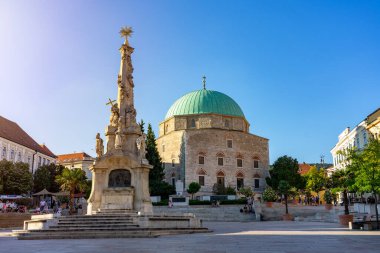 Peks, Macaristan - 21.08.2020: Macaristan Pecs Macaristan 'ın güzel ana meydanı. .