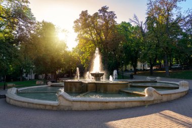 Aziz Stephen Meydanı 'nda büyük bir çeşme. Doğada güneş ışığı var. .