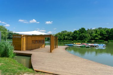 Csonakazo 'dan Sarvar Macaristan' daki tekne gölü aktivitesine.