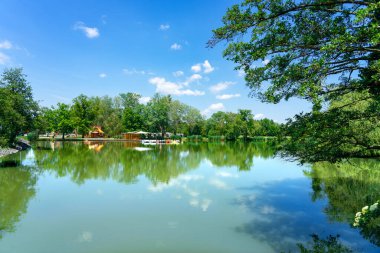 Csonakazo 'dan Sarvar Macaristan' daki tekne gölü aktivitesine.