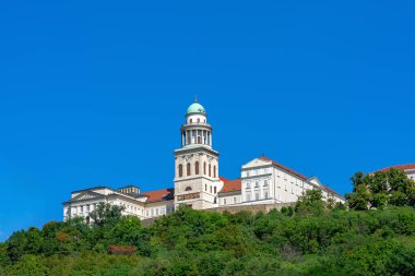 Macaristan 'da güzel yaz gökyüzü olan Pannonhalma Kemer Manastırı