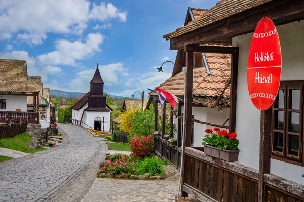 Macaristan 'ın küçük Holloko köyü Paskalya kutlaması ve eski Macar evleri Unesco dünya mirası bahar zamanı çiçeklerle ünlüdür.