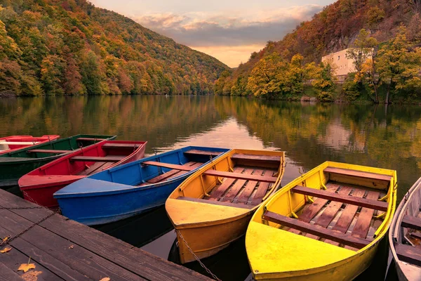 ハンガリーのブック国立公園のハモリ湖でカラフルなボートが日没の秋の季節に落ちる — ストック写真